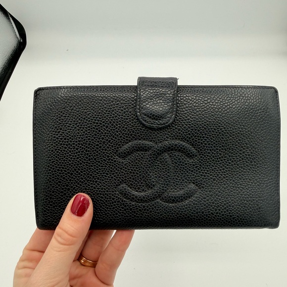 CHANEL Handbags - CHANEL Vintage Caviar Kisslock Wallet